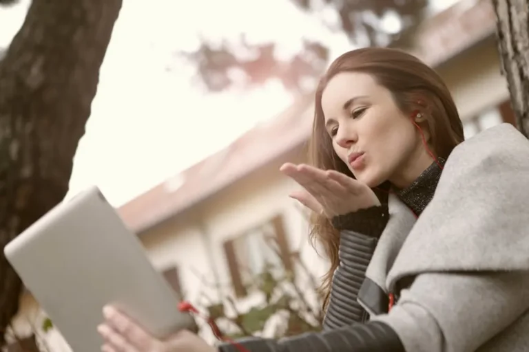 Snowball Kiss: Meaning, Examples, and How to Use It
