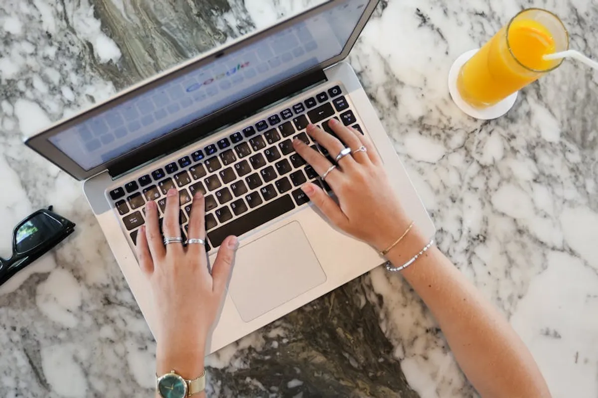 Tomoson Explained: Search Intent, Context, and Alternatives